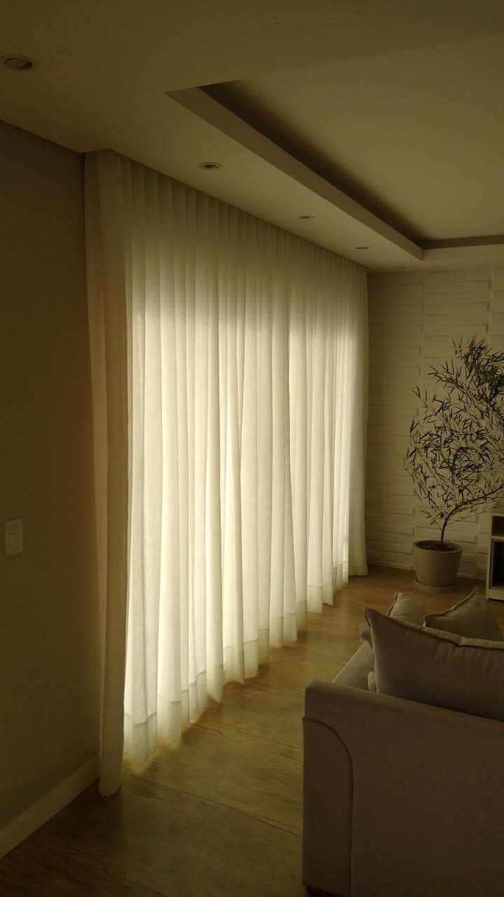 Cortina de linho natural em ambiente clean